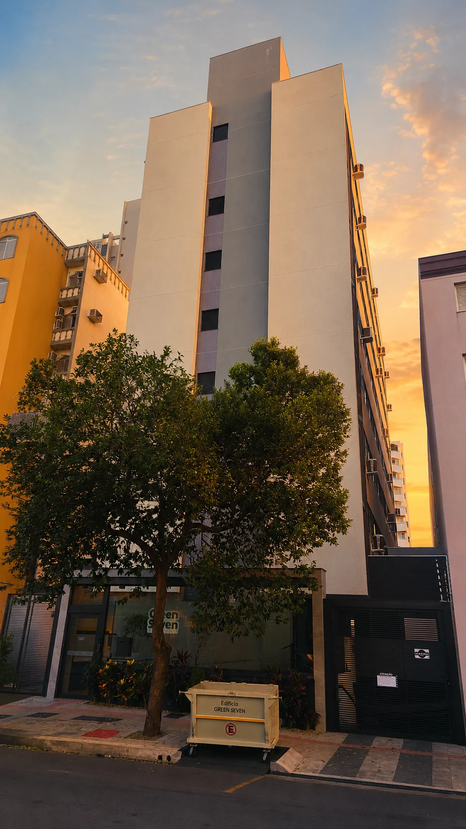 Fachada real do Green Seven Residence em golden hour