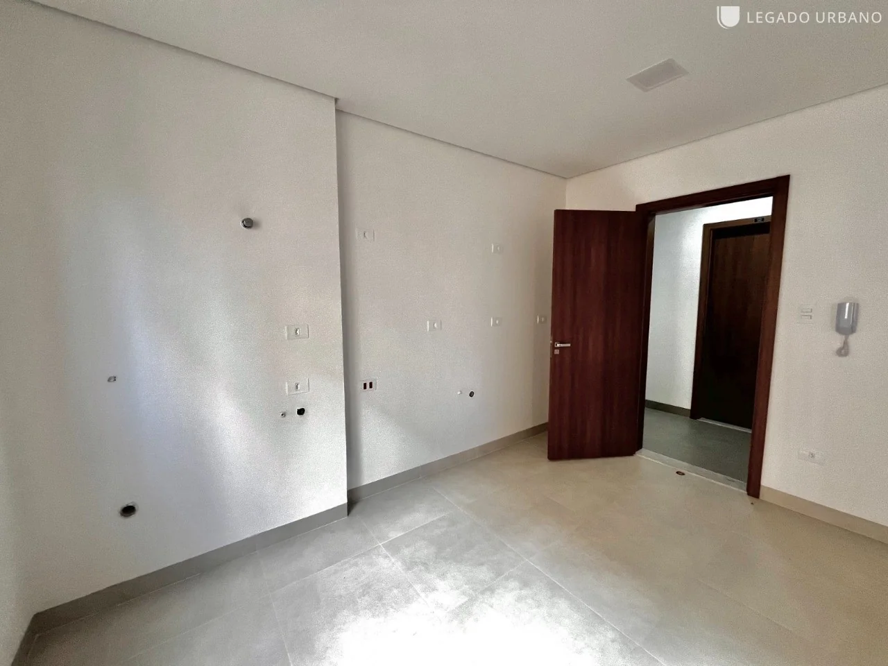 Foto real da área de cozinha e entrada do studio Green Seven