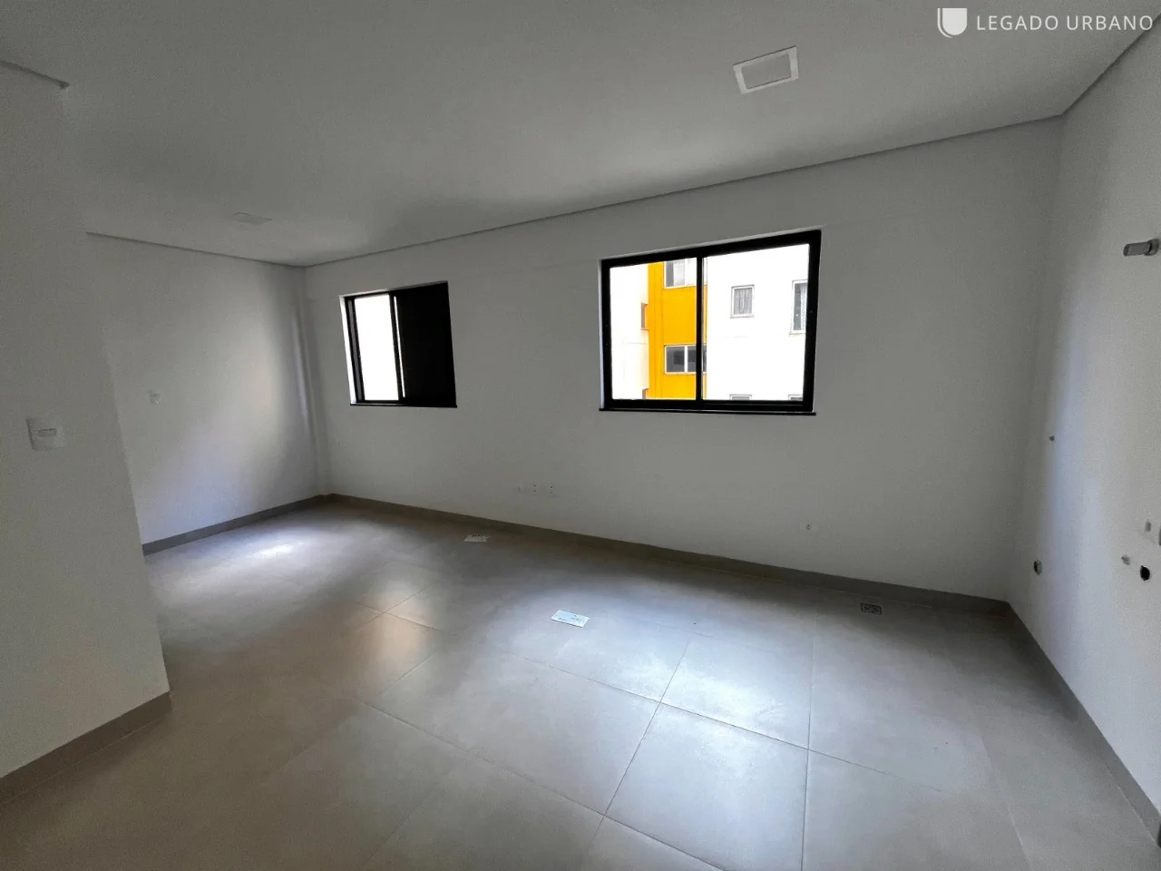 Foto real do studio Green Seven com janelas e área livre